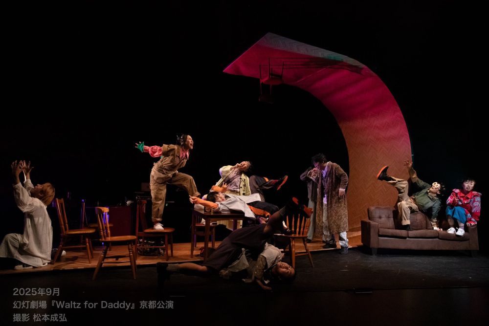 落下する靴を手で受け止めて