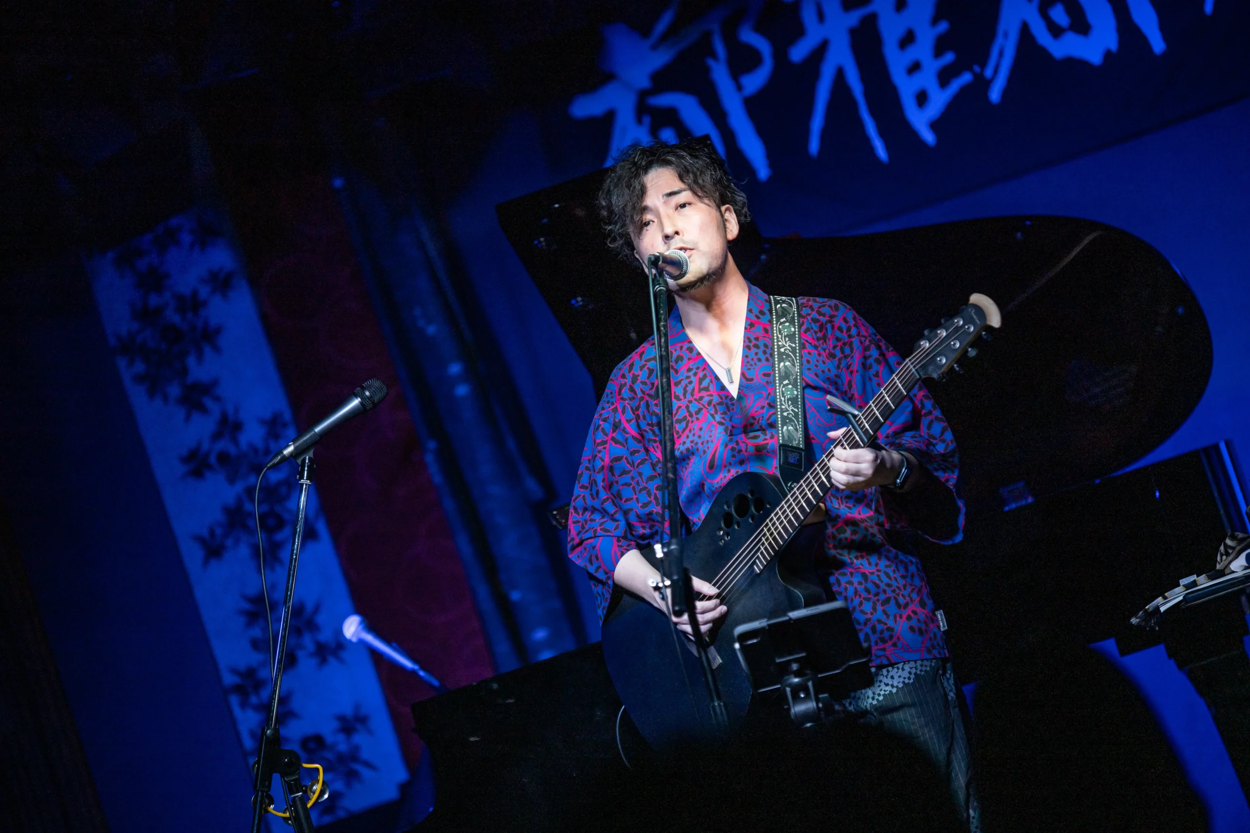 <strong><small>白田将悟 </small><br> 「声とギターの一人バンド— その場で生まれる“KYOTO CITY POP!!”」</strong>