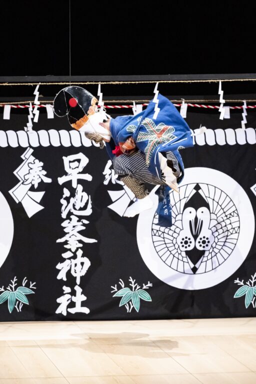 増殖する黒い「3」の舞