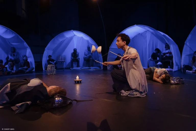 コンパニー・デ・ミュタン × サイド・ショー共同制作 『やさしいカクメイ』  from ベルギー