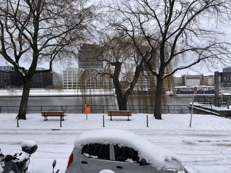 アンペルマンを救え　連載①：住民と観光客のあいだで　Save Ampelmännchen! #1: Between a Resident and a Tourist