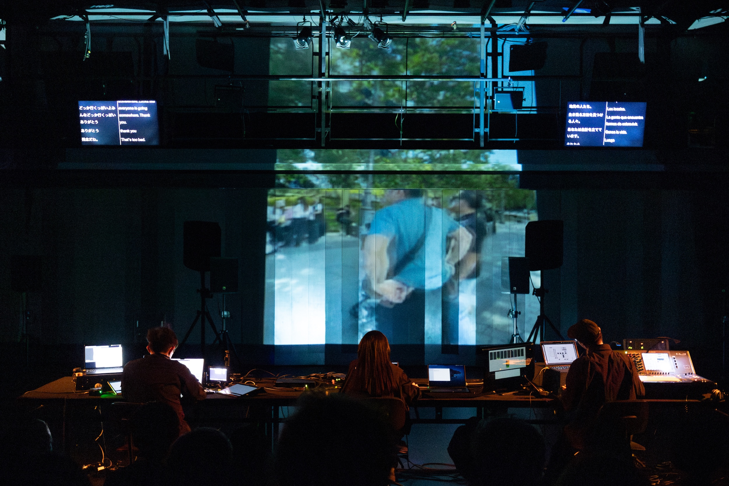 この現実に通じた声を感じて